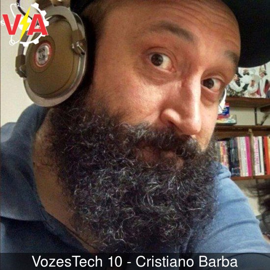 Homem Branco com Barba Cheia e preta, usando fones de ouvido, Camisa gola polo azul e com olhar de "Não te avisei" VozesTech10 - Cristiano Barba